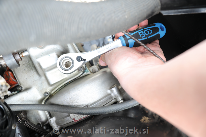 52-dijelna garnitura alata s račnama i 12-kutnim nasadnim ključevima BGS TECHNIC