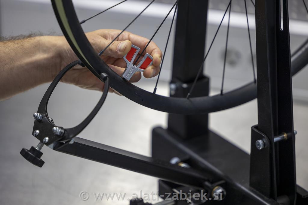 Stalak za centriranje kotača za profesionalnu uporabu UNIOR